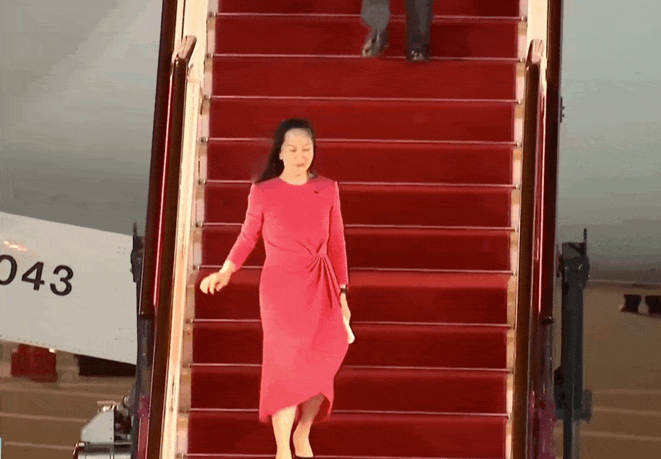 孟晚舟,孟晚舟职场女性穿搭,孟晚舟香奈儿同款,孟晚舟脚镣包,孟晚舟归国穿搭,孟晚舟大牌穿搭