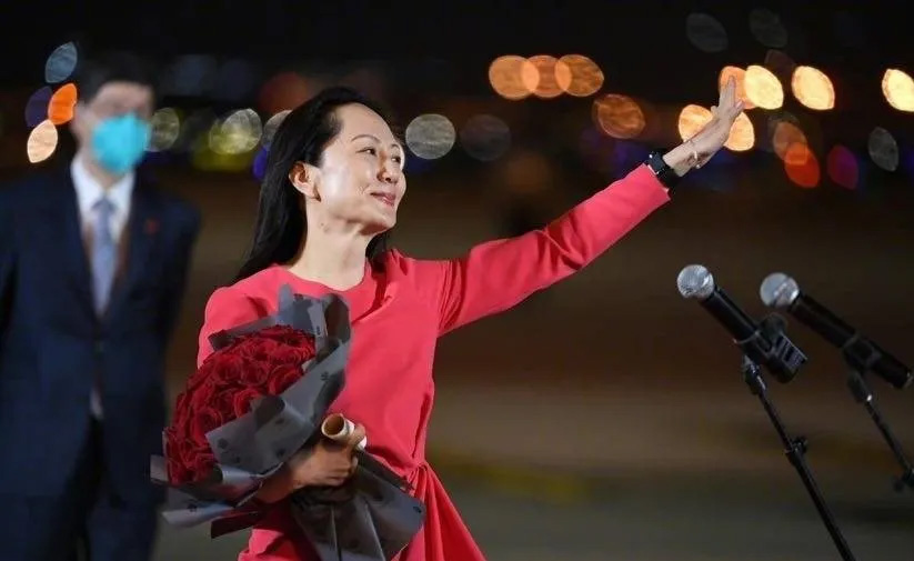 孟晚舟,孟晚舟职场女性穿搭,孟晚舟香奈儿同款,孟晚舟脚镣包,孟晚舟归国穿搭,孟晚舟大牌穿搭