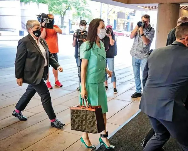 孟晚舟,孟晚舟职场女性穿搭,孟晚舟香奈儿同款,孟晚舟脚镣包,孟晚舟归国穿搭,孟晚舟大牌穿搭