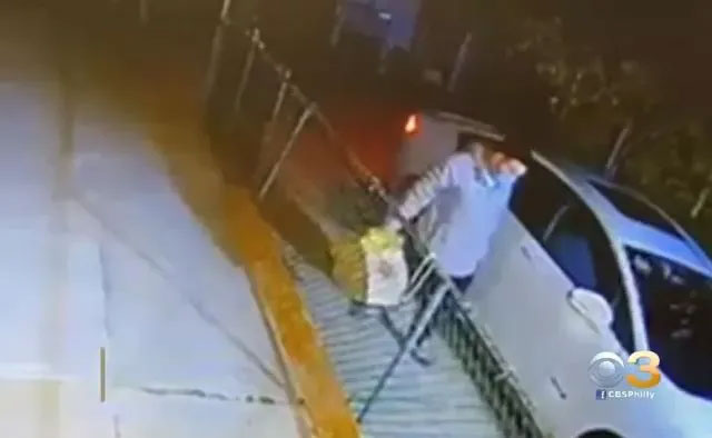 华人小哥遭抢劫,华人小哥以一敌三,华人亚裔自我防卫,华人小哥反杀劫匪,华人反暴力,华裔老奶奶遭重拳袭击,北美华人群体反歧视,海外遇难指南,华人夫妇以一敌五,华人餐馆老板暴揍劫匪,留学生击毙歹徒