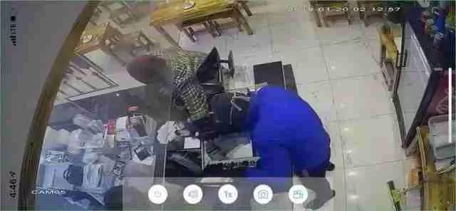 华人小哥遭抢劫,华人小哥以一敌三,华人亚裔自我防卫,华人小哥反杀劫匪,华人反暴力,华裔老奶奶遭重拳袭击,北美华人群体反歧视,海外遇难指南,华人夫妇以一敌五,华人餐馆老板暴揍劫匪,留学生击毙歹徒