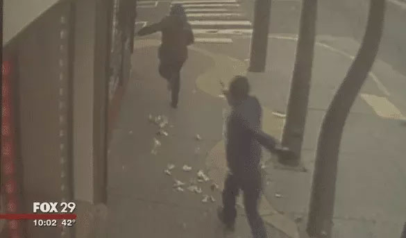 华人小哥遭抢劫,华人小哥以一敌三,华人亚裔自我防卫,华人小哥反杀劫匪,华人反暴力,华裔老奶奶遭重拳袭击,北美华人群体反歧视,海外遇难指南,华人夫妇以一敌五,华人餐馆老板暴揍劫匪,留学生击毙歹徒