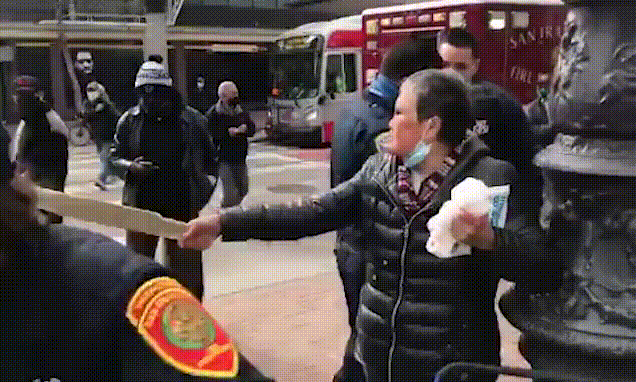 华人小哥遭抢劫,华人小哥以一敌三,华人亚裔自我防卫,华人小哥反杀劫匪,华人反暴力,华裔老奶奶遭重拳袭击,北美华人群体反歧视,海外遇难指南,华人夫妇以一敌五,华人餐馆老板暴揍劫匪,留学生击毙歹徒