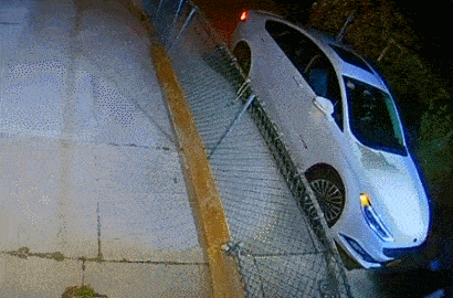 华人小哥遭抢劫,华人小哥以一敌三,华人亚裔自我防卫,华人小哥反杀劫匪,华人反暴力,华裔老奶奶遭重拳袭击,北美华人群体反歧视,海外遇难指南,华人夫妇以一敌五,华人餐馆老板暴揍劫匪,留学生击毙歹徒